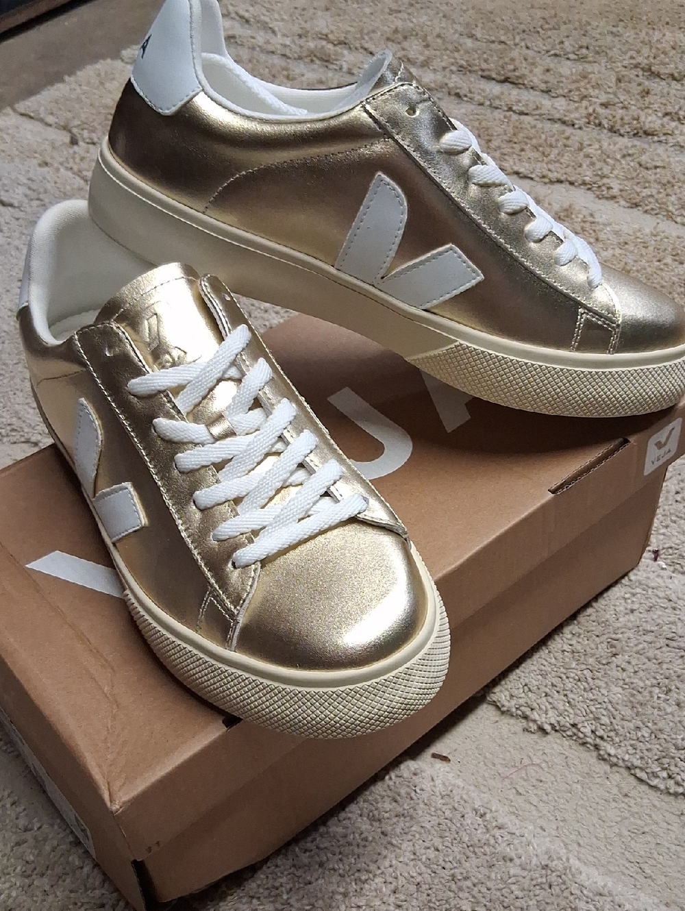 NWT Veja CAMPO LEATHER PLATINE PIERRE White & Gold Shoes